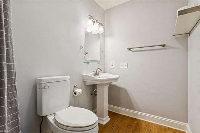 2510 Oak LN, West Point, VA 23181