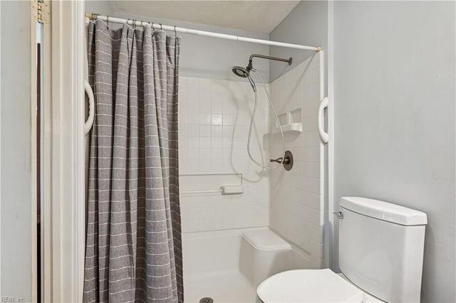 2510 Oak LN, West Point, VA 23181