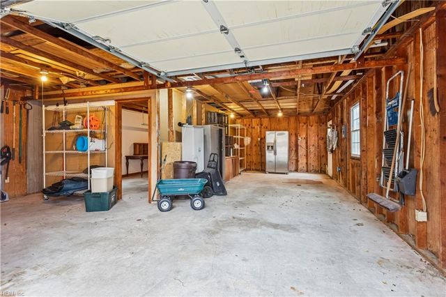 2510 Oak LN, West Point, VA 23181