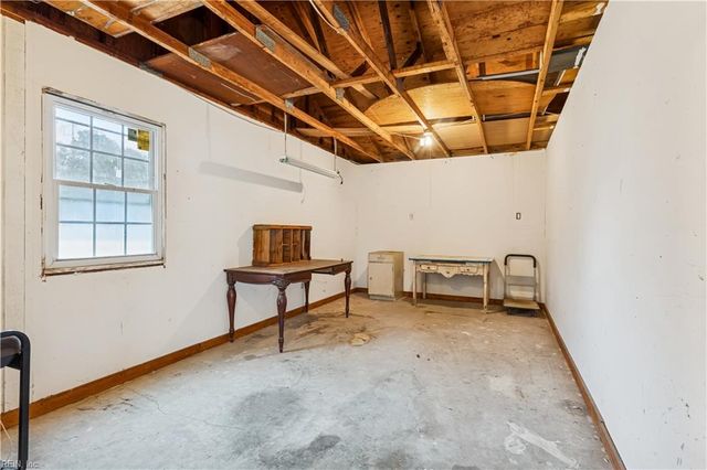 2510 Oak LN, West Point, VA 23181