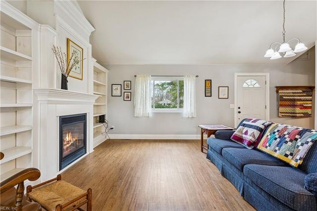 2510 Oak LN, West Point, VA 23181