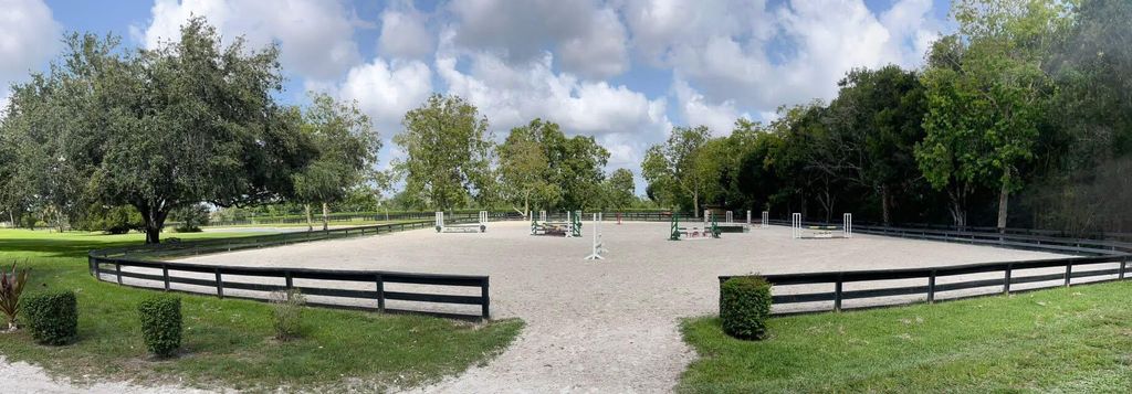 Image 4 of property listing at 13821 53rd Road S, Wellington, FL 33414