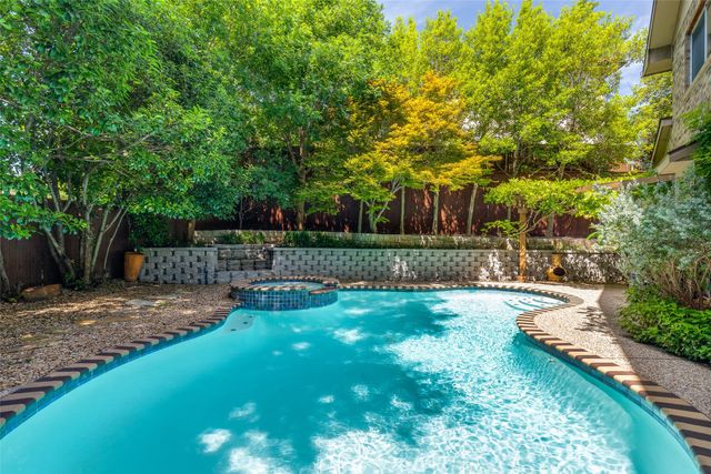 327 Kahala Drive, Dallas, TX 75218