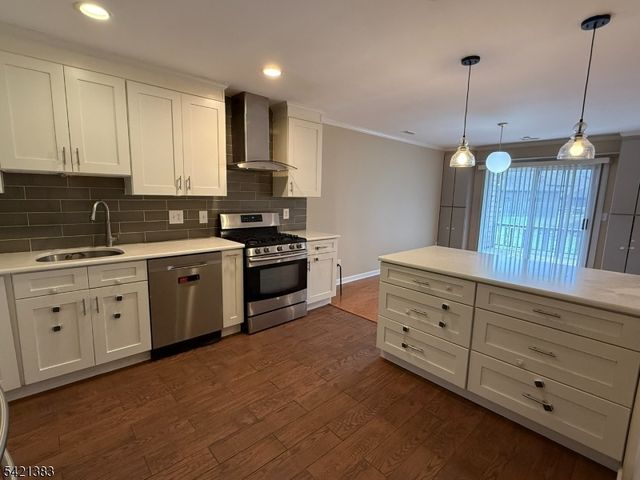 54 Holly Ct 54, Edison Twp., NJ 08820