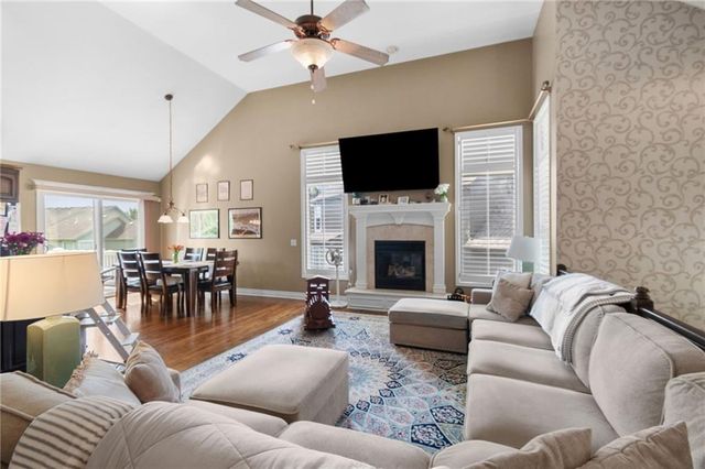 405 SW Gentry Lane, Lee's Summit, MO 64081