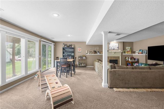 405 SW Gentry Lane, Lee's Summit, MO 64081