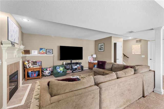 405 SW Gentry Lane, Lee's Summit, MO 64081