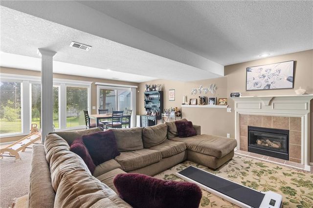 405 SW Gentry Lane, Lee's Summit, MO 64081