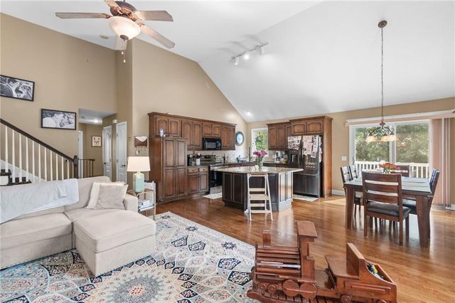405 SW Gentry Lane, Lee's Summit, MO 64081