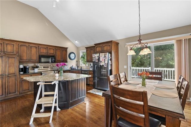 405 SW Gentry Lane, Lee's Summit, MO 64081