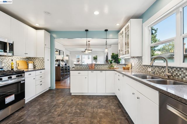 10907 Julius St, Oakland, CA 94605