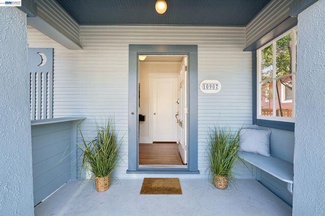 10907 Julius St, Oakland, CA 94605