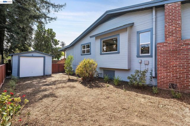 10907 Julius St, Oakland, CA 94605