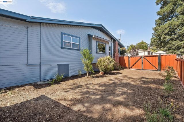 10907 Julius St, Oakland, CA 94605