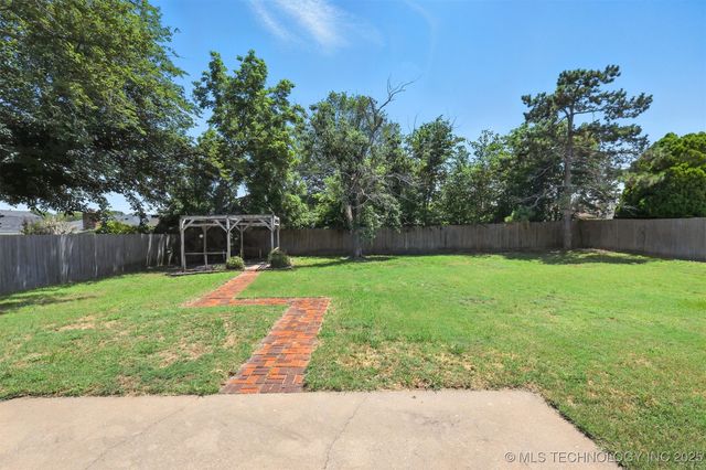 6627 Castle Court, Bartlesville, OK 74006