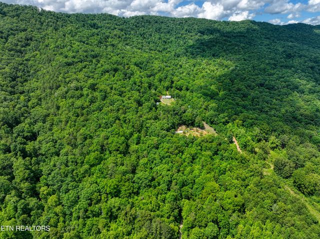5271 Vardy Blackwater Rd, Sneedville, TN 37869
