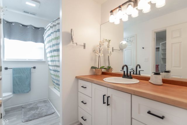 8533 Legacy Court, Fishers, IN 46038