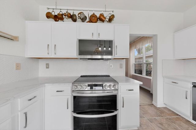 812 Windswept Drive, Cedar Hill, TX 75104