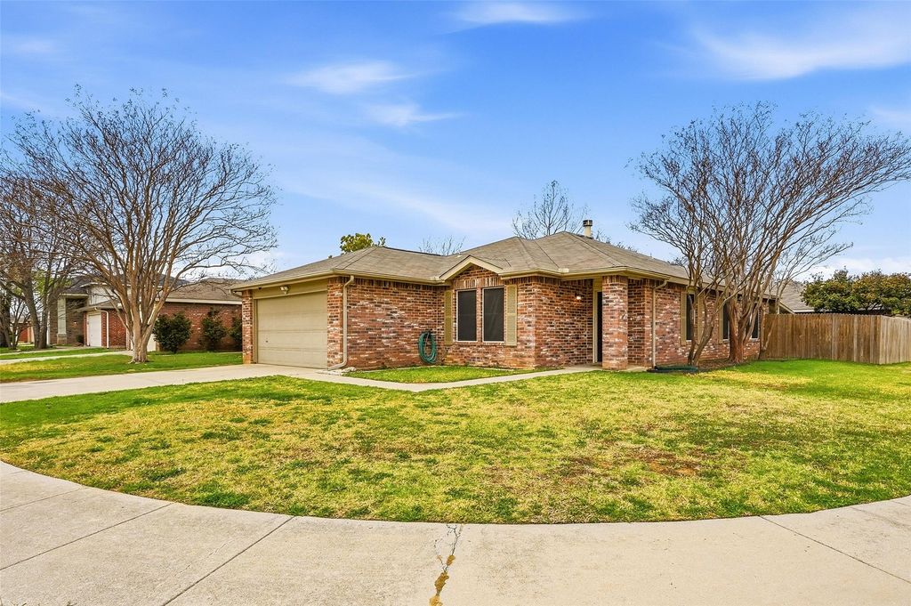 8720 Hunters Point Way, Fort Worth, TX 76123