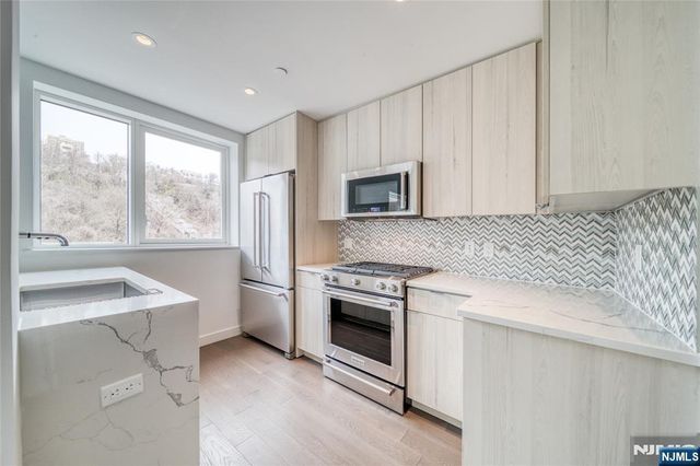 800 Ave At Port Imperial 323, Weehawken, NJ 07086