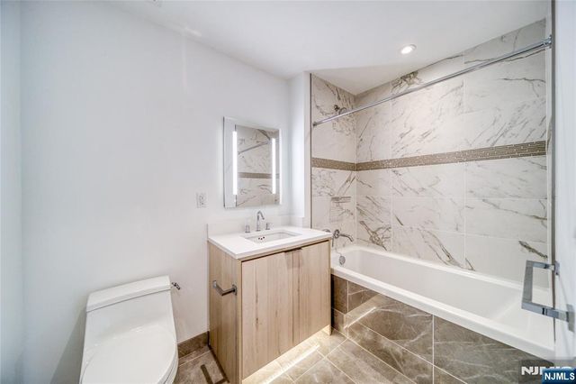 800 Ave At Port Imperial 323, Weehawken, NJ 07086