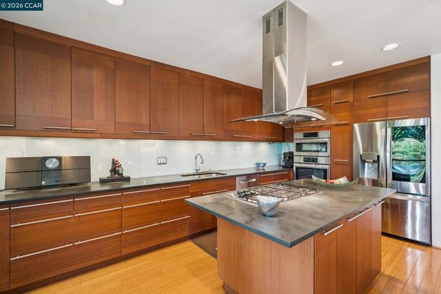 34 Underhill Rd, Orinda, CA 94563