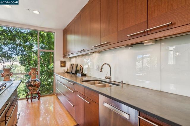 34 Underhill Rd, Orinda, CA 94563
