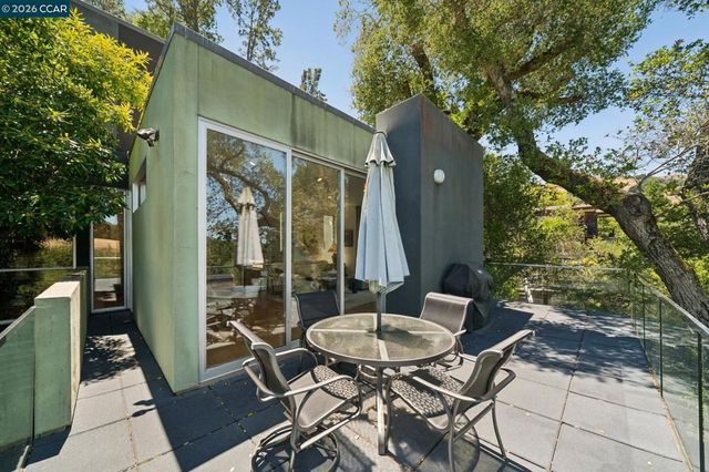 34 Underhill Rd, Orinda, CA 94563