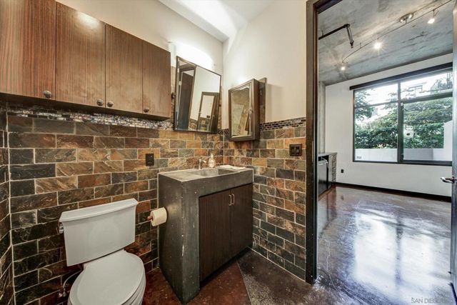 1050 Island 211, San Diego, CA 92101