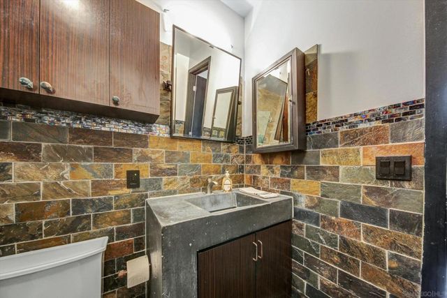 1050 Island 211, San Diego, CA 92101