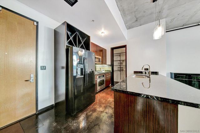 1050 Island 211, San Diego, CA 92101