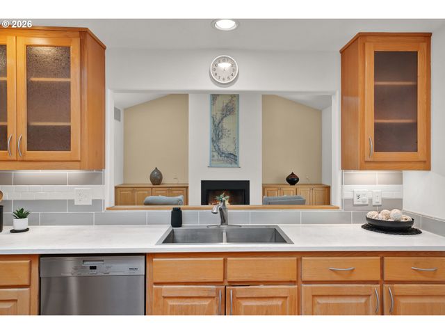 31338 FOX HOLLOW Rd, Eugene, OR 97405