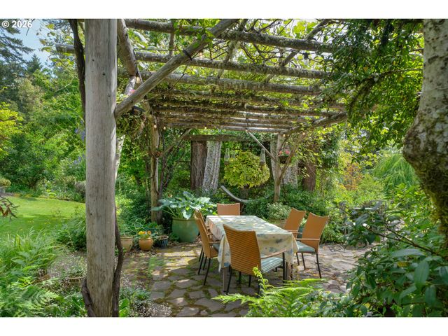 31338 FOX HOLLOW Rd, Eugene, OR 97405