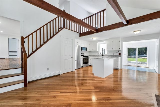 3 Viber Ln 1, Falmouth, MA 02536