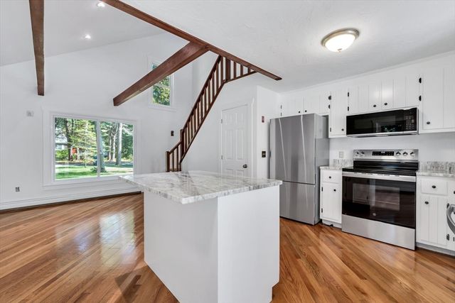 3 Viber Ln 1, Falmouth, MA 02536