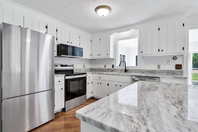 3 Viber Ln 1, Falmouth, MA 02536