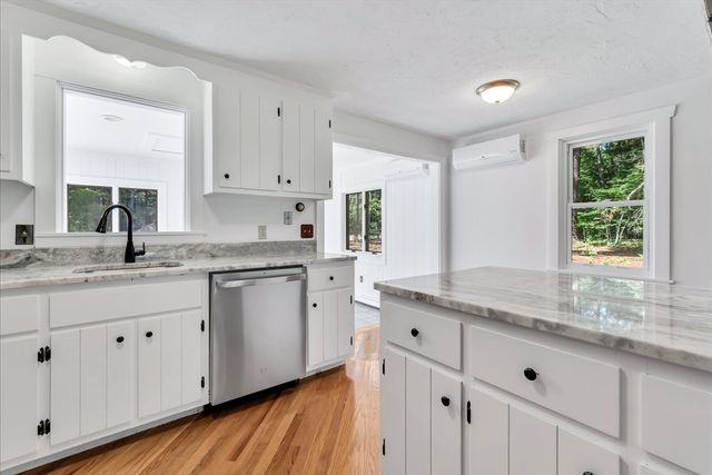3 Viber Ln 1, Falmouth, MA 02536