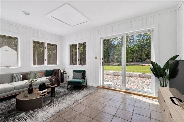 3 Viber Ln 1, Falmouth, MA 02536