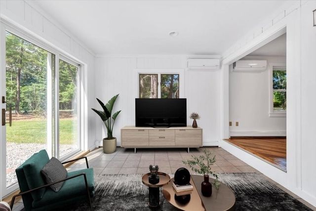 3 Viber Ln 1, Falmouth, MA 02536