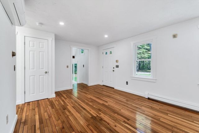3 Viber Ln 1, Falmouth, MA 02536