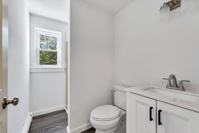 3 Viber Ln 1, Falmouth, MA 02536
