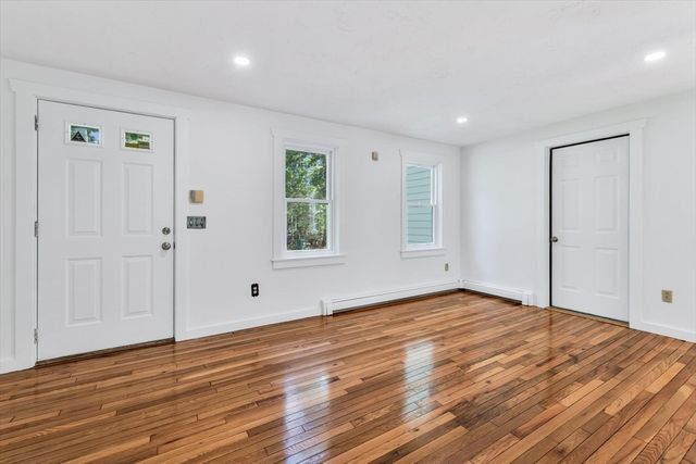 3 Viber Ln 1, Falmouth, MA 02536