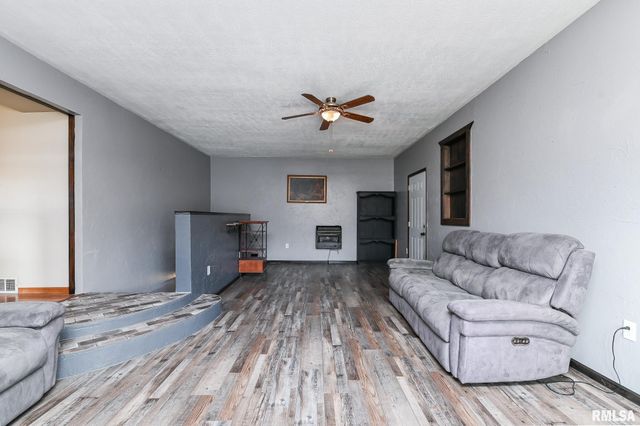 8109 S MCCUMBER Road, Peoria, IL 61607