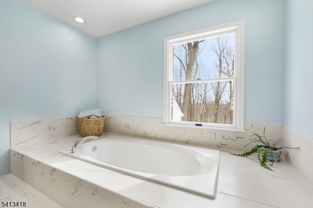 31 Warren Cutting, Chester Twp., NJ 07930