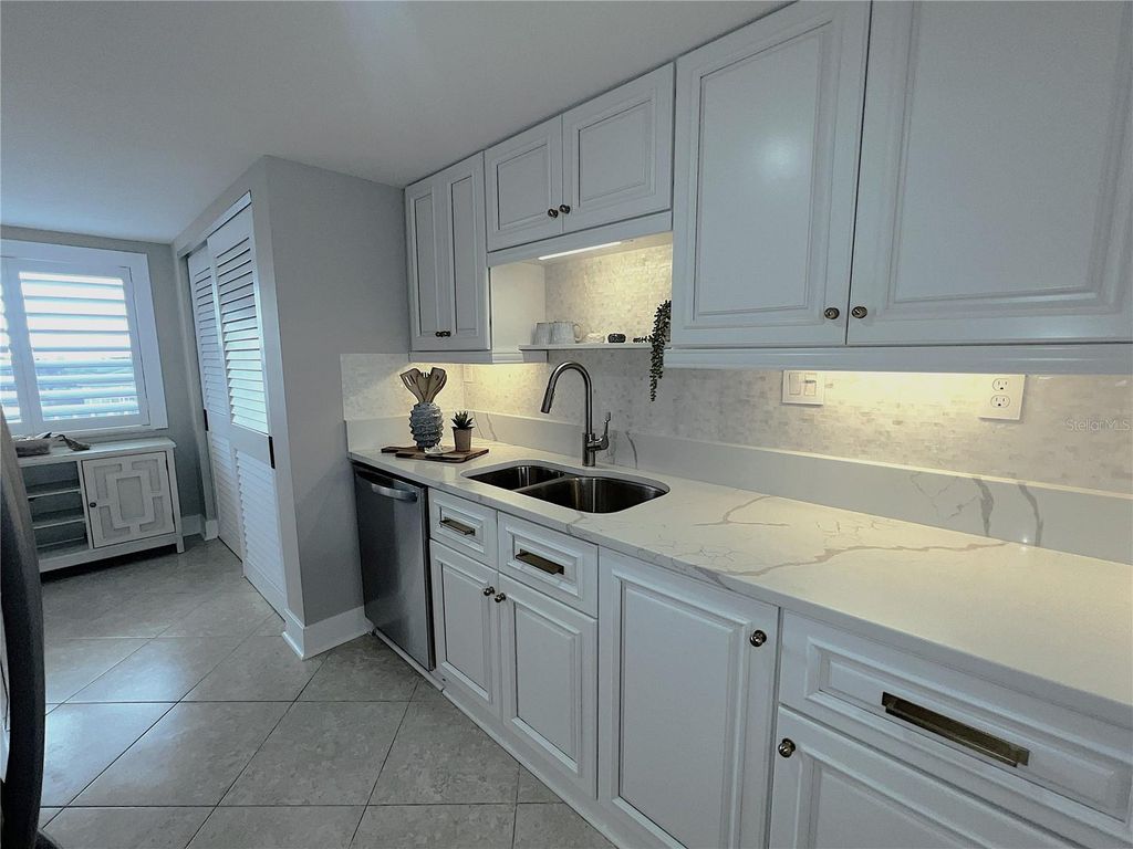 Image 5 of property listing at 2401 S ATLANTIC AVENUE D304, New Smyrna Beach, FL 32169