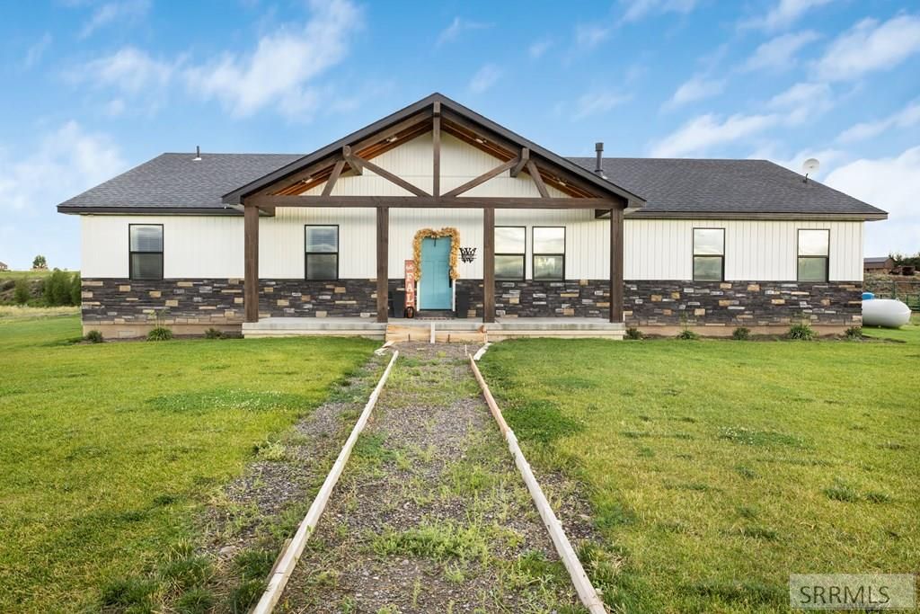 Image 4 of property listing at 2785 E 500 N, St Anthony, ID 83445