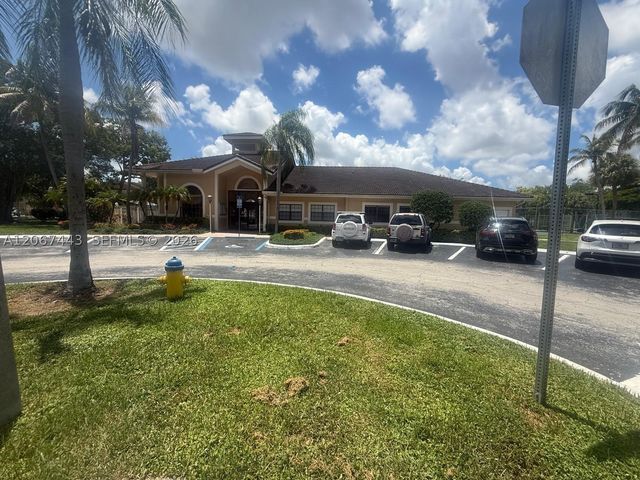 203 E Palm Cir E, Pembroke Pines, FL 33025