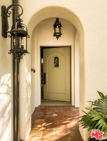 1982 N Normandie Avenue, Los Angeles, CA 90027