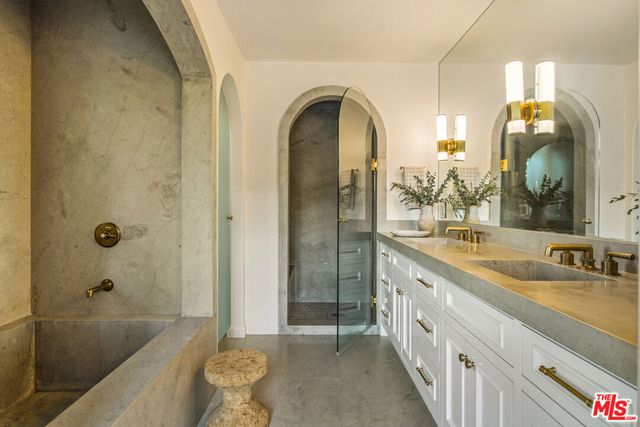 1982 N Normandie Avenue, Los Angeles, CA 90027