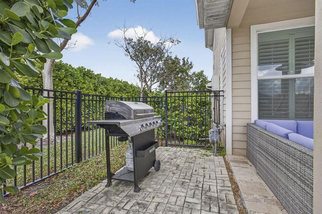 929 Sterling Pine Place, Loxahatchee, FL 33470
